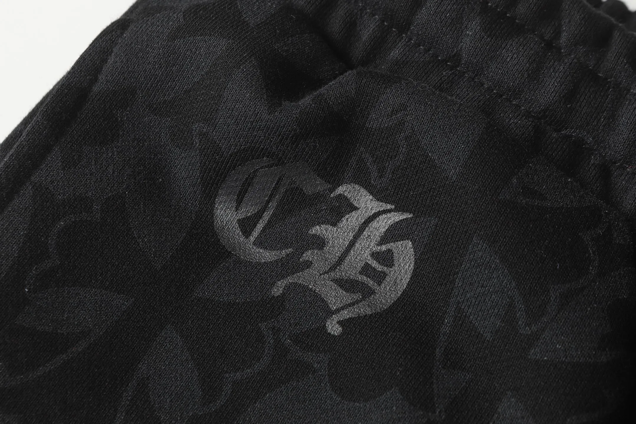 P280 #W5004 cross-border model. Those who pursue quality, please do not place an order. -Chrome Hearts/Chrome Hearts dark pattern all-over Sanskrit letter printed trousers, casual pants and sweatpants -High weight, high density and high quality. The wool is soft, delicate and skin-friendly. It feels soft and silky. It has excellent warmth and skin-friendly properties.